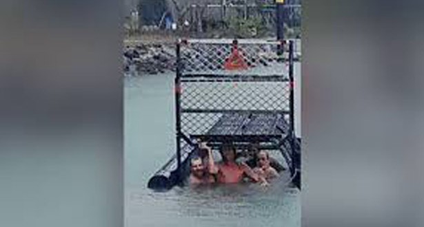 201710241315362281_Idiots-Of-The-Century-Swim-In-Baited-Crocodile-Trap_SECVPF